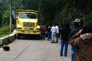 Muere oficial de Tránsito tras chocar su moto contra camión en Tequila