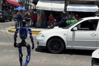 ¿'Adios a la mordidas'? Sorprende el 'robot de tránsito' (+Video)