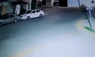 Captan a cuatro jóvenes saliendo de una alcantarilla durante la madrugada (+Video)