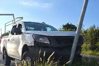 Camioneta estuvo a punto de caer a un barranco en distribuidor Cabeza Olmeca