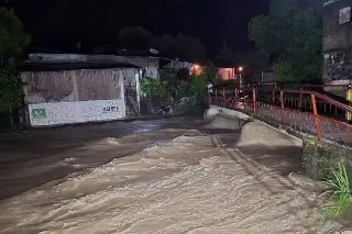 Lluvias desbordan arroyo e inundan 50 viviendas en Coyutla
