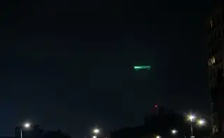 Sorprende extraño objeto durante transmisión en vivo de noticiero (+Video)