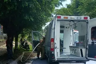 Se incendia ambulancia mientras trasladaba a un paciente en Amatlán de los Reyes; este es el saldo