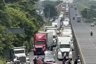 Fuerte choque provoca cierre y largas filas en autopista Paso del Toro-Santa Fe