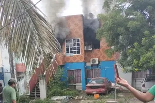 Rompen candado para rescatar a mujer atrapada por incendio en Veracruz (+ video)