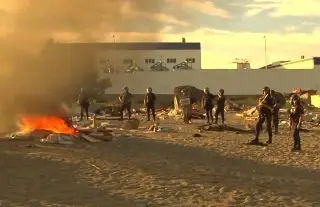 Siguen protestas y quema de campamentos de migrantes en Ceuta; policía interviene (+Video)