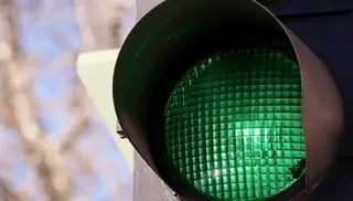 Policía reclama a automovilistas por avanzar con el semáforo en verde (+Video)