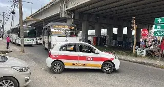 Semáforos apagados ponen en riesgo a automovilistas y peatones en Amapolas