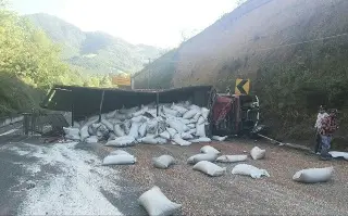 Cierre en autopista con dirección a Veracruz por volcadura de unidad pesada de carga