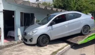 Se sube a la banqueta y termina impactado contra una vivienda