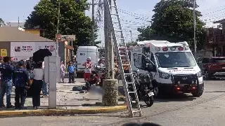 Trabajador sufre descarga eléctrica en poste del Centro de Veracruz
