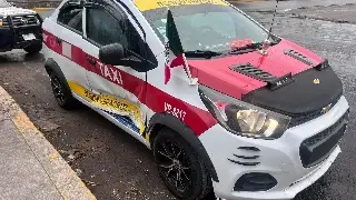 Mujer lesionada por choque de taxi y automóvil en la avenida Rafael Cuervo
