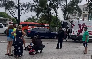 Mujer derrapa en su moto en Rafael Cuervo; así terminó