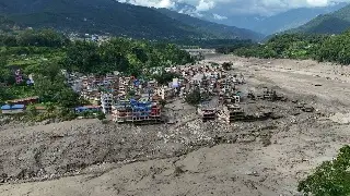 Suman más de 800 muertos, tras riada en Nepal