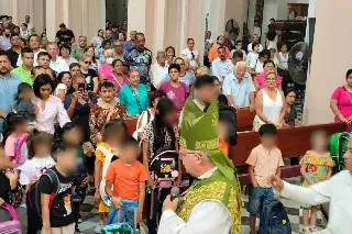 Bendicen mochilas y útiles escolares en Catedral de Veracruz