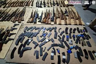 Aseguran 210 armas ocultas en semirremolques en Nuevo León