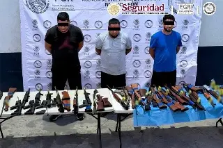 Aseguran arsenal procedente de Texas y detienen a tres personas