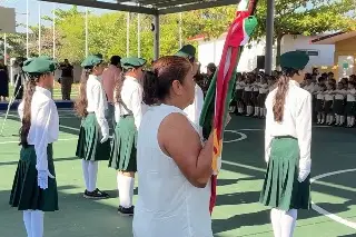 Bien uniformados y con entusiasmo por aprender, niños inician ciclo escolar en Boca del Río