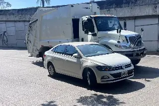 Camión recolector de basura nuevo choca contra automóvil en Ejército Mexicano