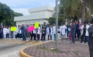 Trabajadores del sector salud bloquearon 20 de noviembre, esta es la razón.