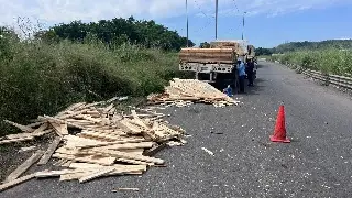 Trailer se va de lado y esto pasó, en Veracruz 