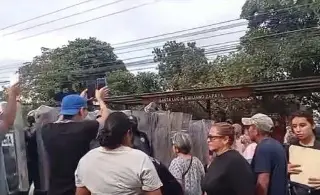 Antimotines desalojan bloqueo en carretera Las Trancas - Coatepec