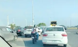Tremendo caos vial en Nuevo Veracruz, esta es la razón 