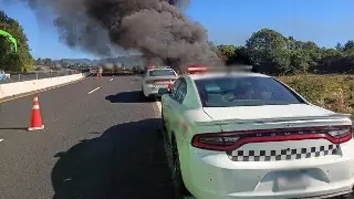 Bomberos de varios municipios combaten incendio de pipa en Tlacolulan, Veracruz