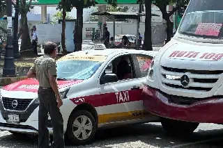Choca camión de pasaje y taxi en el centro de Veracruz; ¿y los pasajeros?
