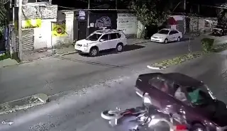 Captan a motociclista que derrapa y choca contra vehículo ¿Quién tuvo la culpa? (+Video)