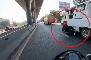 Impactante: repartidora en moto se salva de milagro tras ser aventada contra el tráfico (VIDEO)