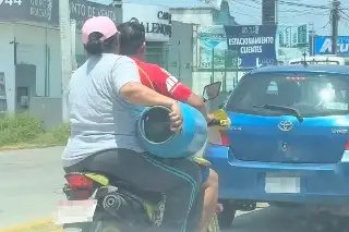 ¿Te pueden detener? Esto pasa si llevas un cilindro de gas en moto por calles de Veracruz