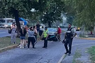 Motociclista no vio el camellón y así terminó
