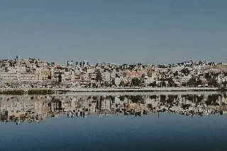 Un ataque con piedras desató el caos en España: esto hicieron 21 migrantes 