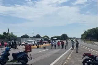 Vecinos bloquean la carretera Cardel-VeracruzHabitantes de la colonia Vicente López, en el municipio de La Antigua, bloquearon durante varios minutos la carretera Cardel-Veracruz, a la altura de la zo