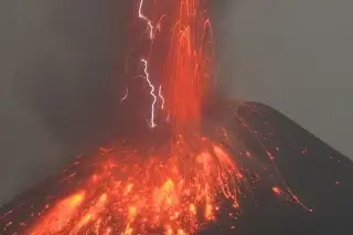 Volcán entra en intensa actividad y preocupa su cercanía al mar; ¿existe riesgo de tsunami?