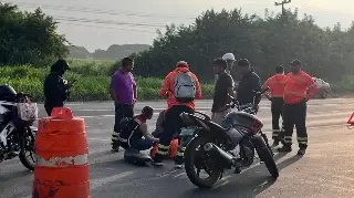 Motociclista iba rumbo a su trabajo cuando ocurrió lo inesperado…