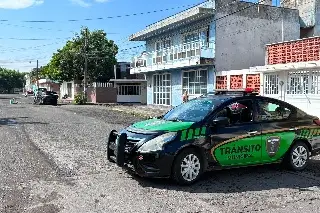 Cierran calles por socavón que se tragó auto en Veracruz