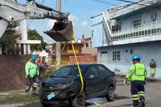 Retiran auto de mega socavón 