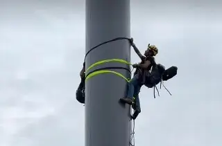Escalan el asta del Zócalo y exigen esto a Sheinbaum (+Video)