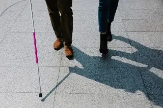 ¿Sabes cómo ayudar a una persona ciega? Esto debes hacer si te la encuentras en la calle