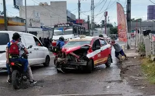 Tren se lleva a un taxi en Tejería, Veracruz; 
