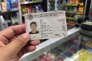 En bancos y comercios ya pueden escanear y checar si tu credencial es real y está vigente; así funciona