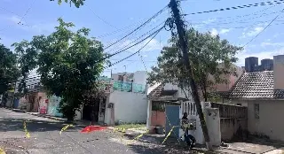 Poste doblado pone en riesgo a niños y vecinos en Veracruz 