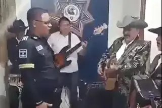 Exhiben a comandante ebrio y con arma durante horario laboral  (+Video)