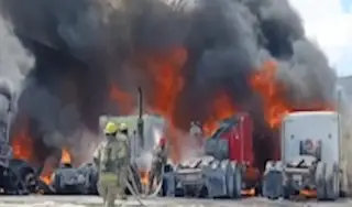 Explosión provoca incendio de 4 tráileres y deja 2 trabajadores lesionados