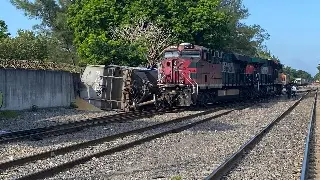  ¡Se volteó el tren! Vagón de Ferromex se descarrila y golpea barda en Veracruz
