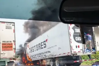 Se incendia camión de carga en la autopista Isla-Acayucan y llega la rapiña (VIDEO)