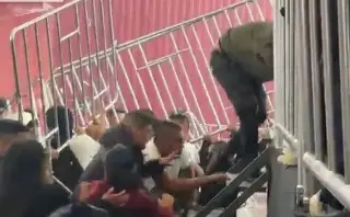 Normalistas irrumpen con violencia en evento de Sheinbaum ¿Qué exigieron? (+Video)