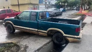 ¡Vaya susto! Camioneta queda atrapada al caer en tragatormentas sin rejilla